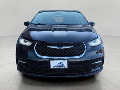 Used 2024 Chrysler Pacifica Touring-L image 4