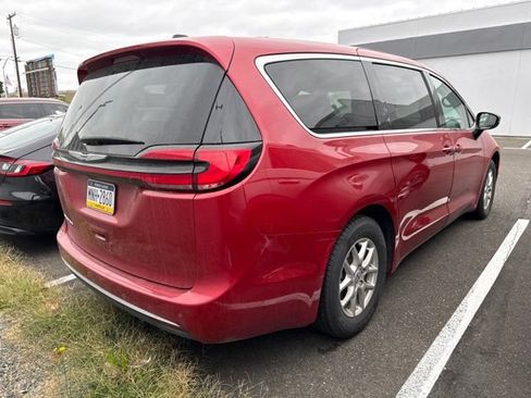 Used 2024 Chrysler Pacifica Touring-L FWD image 3