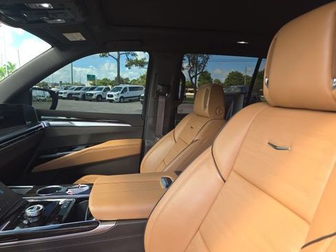 Used 2025 Cadillac Escalade Premium Luxury w/ LPO, Floor Liner Package RWD image 10