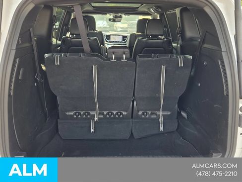 Used 2025 Chrysler Pacifica Limited FWD image 14