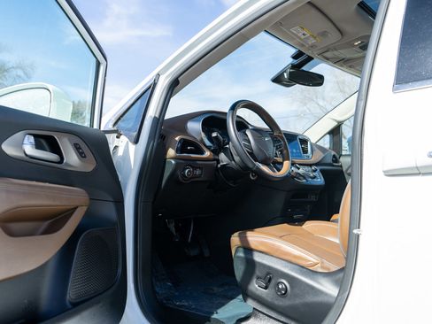 Used 2017 Chrysler Pacifica Limited w/ UConnect Theater Package image 14