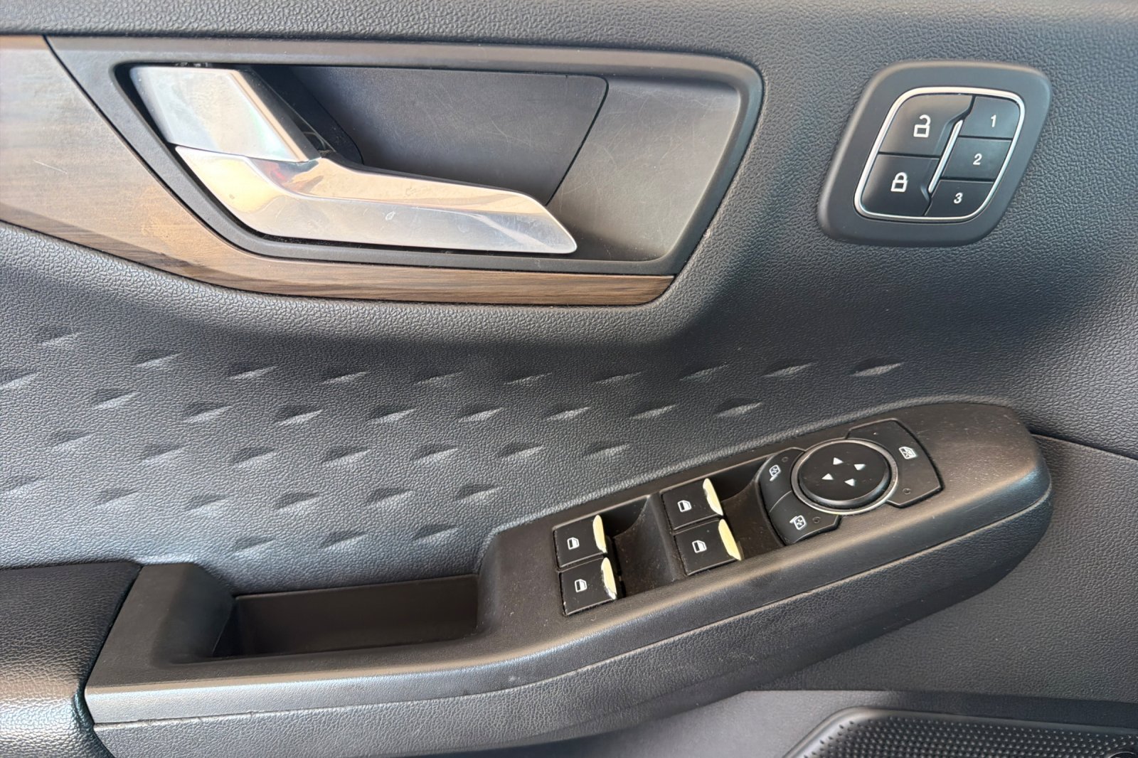Used 2020 Ford Escape Titanium AWD/4WD image 10
