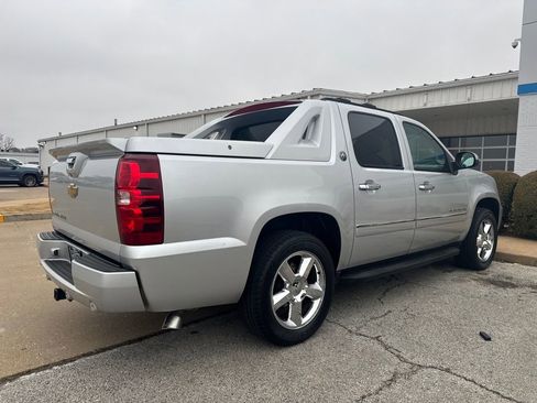 Used 2013 Chevrolet Avalanche LTZ image 3