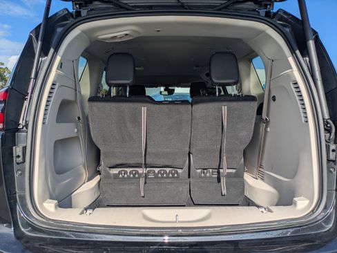 Used 2023 Chrysler Pacifica Touring-L image 7