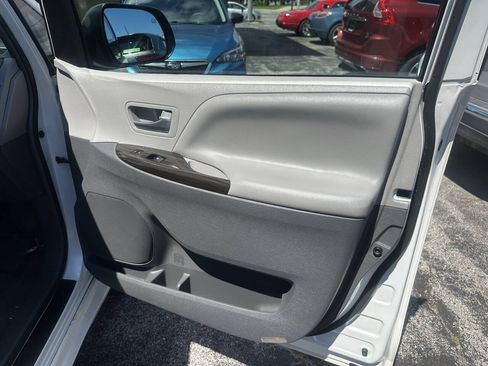 Used 2016 Toyota Sienna XLE Premium AWD/4WD image 10
