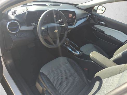 Used 2025 Chevrolet Trax LT image 9