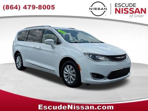 Used 2019 Chrysler Pacifica Touring-L FWD image 1