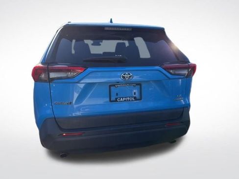 Used 2019 Toyota RAV4 LE w/ Carpet Mat Package image 3