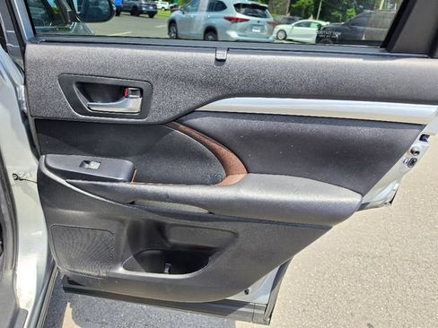 Used 2019 Toyota Highlander XLE AWD/4WD image 16