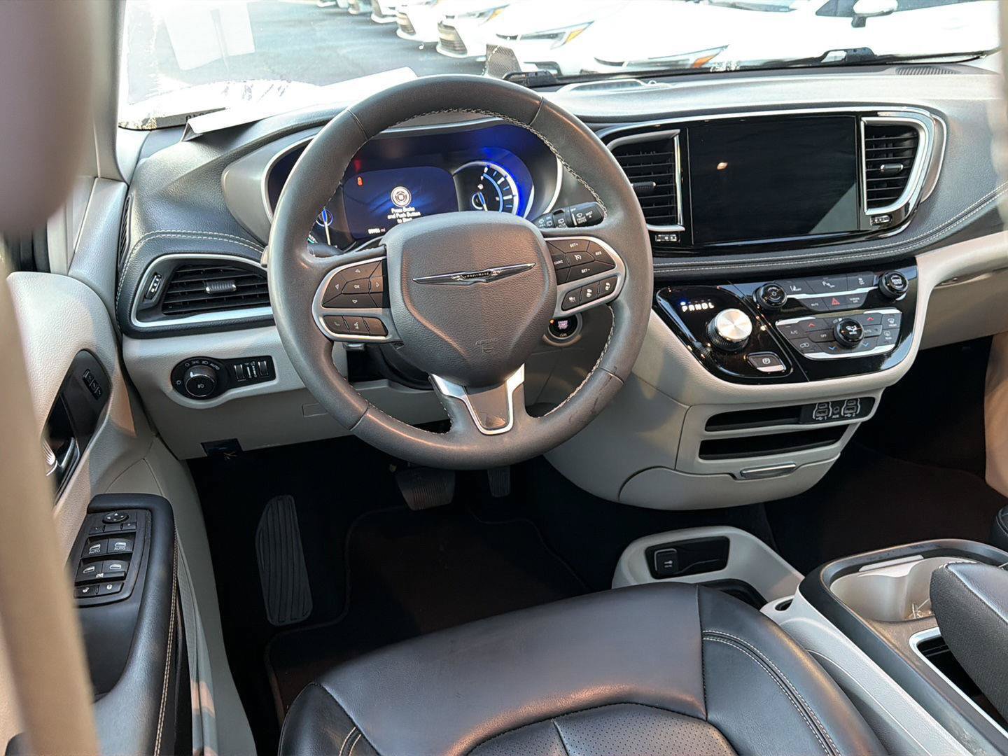 Used 2023 Chrysler Pacifica Touring-L FWD image 16