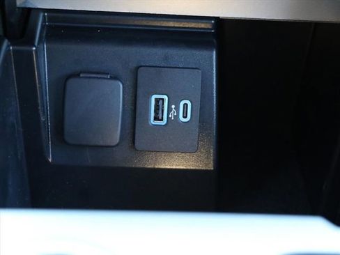 Used 2022 Ford Explorer XLT w/ Equipment Group 202A image 27