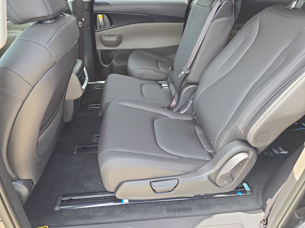New 2026 Kia Carnival FWD image 16
