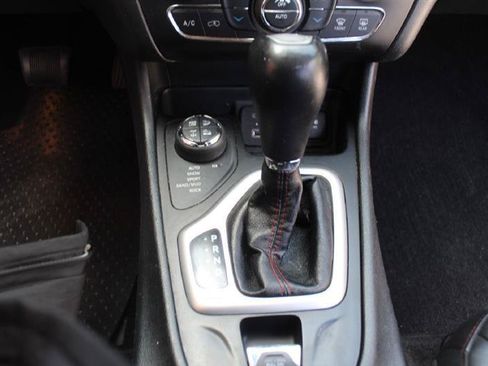 Used 2018 Jeep Cherokee Trailhawk AWD/4WD image 19