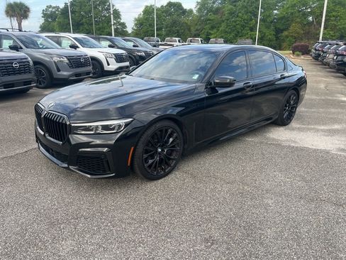 Used 2021 BMW 740i w/ M Sport Package RWD image 3