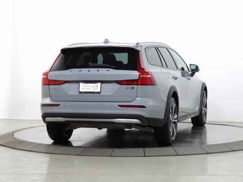Used 2025 Volvo V60 B5 Cross Country Plus image 11