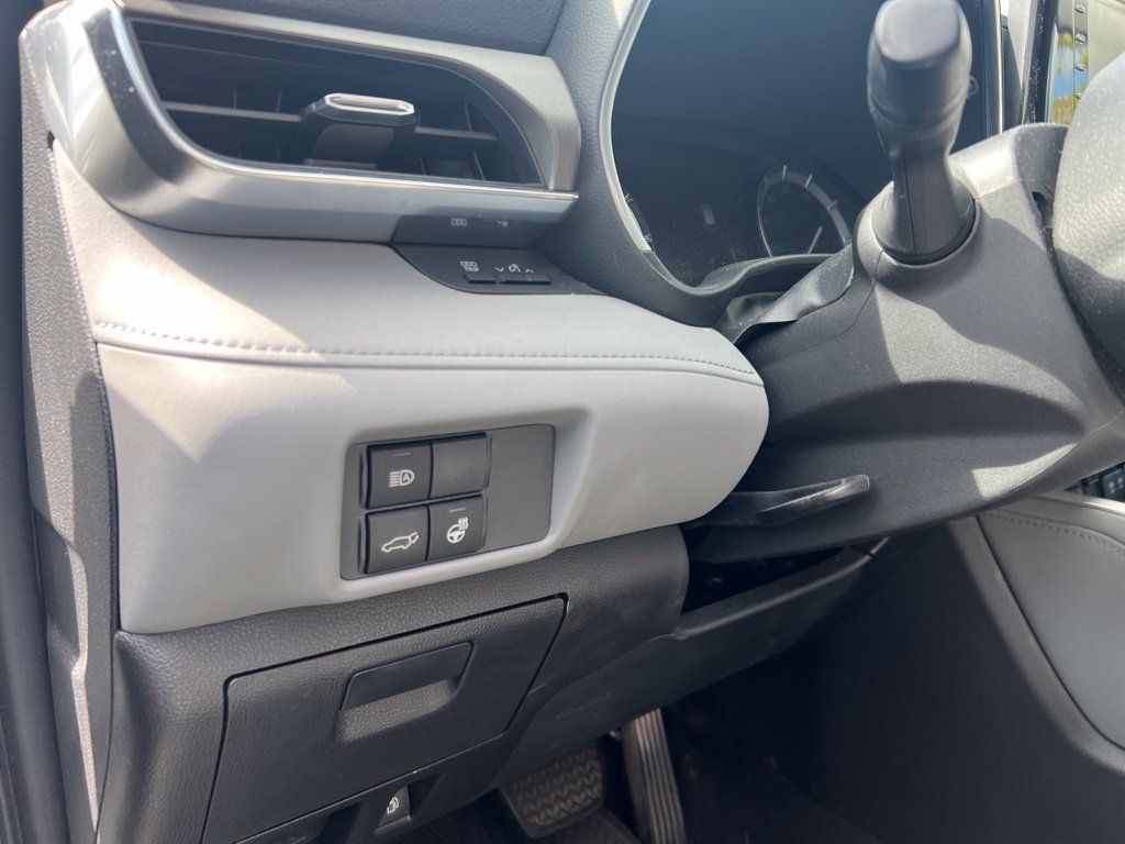 Used 2021 Toyota Highlander Limited FWD image 21