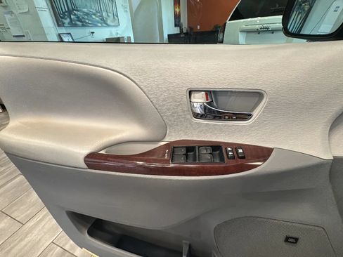 Used 2014 Toyota Sienna XLE w/ XLE Premium Package FWD image 36