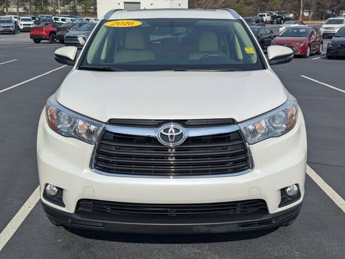 Used 2016 Toyota Highlander XLE image 2