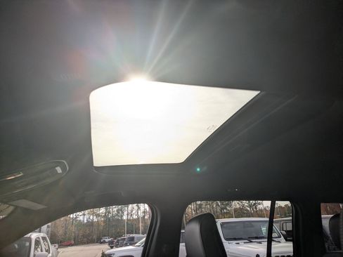 Used 2025 Jeep Grand Cherokee Altitude image 19