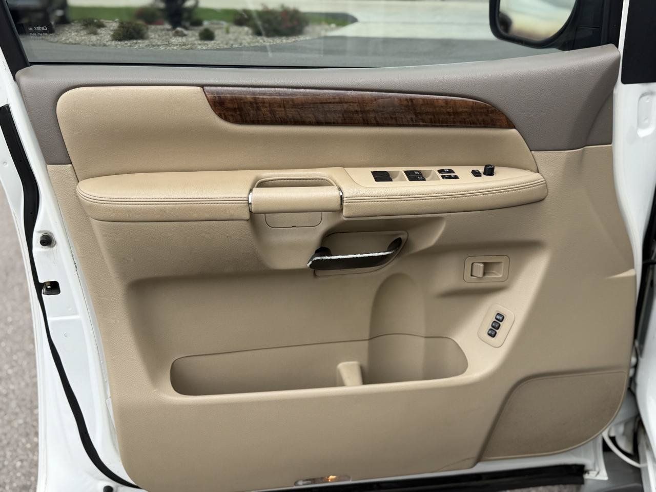 Used 2011 Nissan Armada Platinum w/ 2nd Row Captain Seat Pkg AWD/4WD image 8