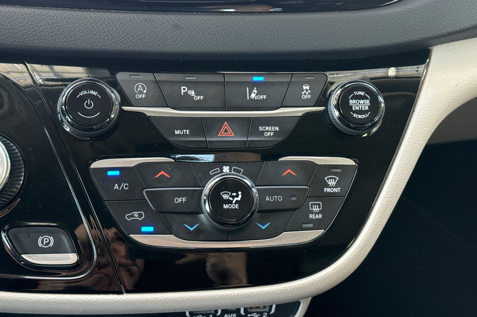 Used 2023 Chrysler Pacifica Touring-L FWD image 31