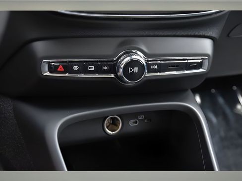 Certified 2025 Volvo XC40 B5 Core w/ Protection Package Premier image 36