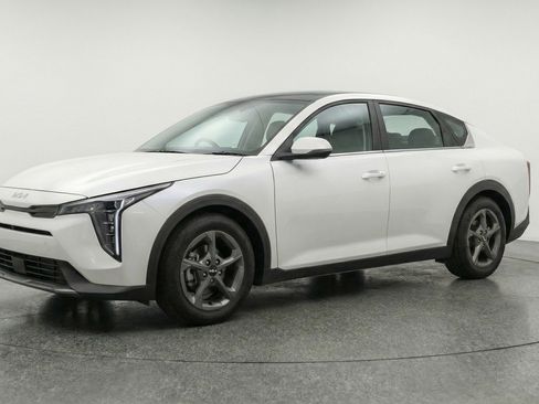 Used 2025 Kia K4 LXS image 3