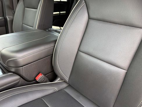 Used 2025 Chevrolet Suburban Premier RWD image 21