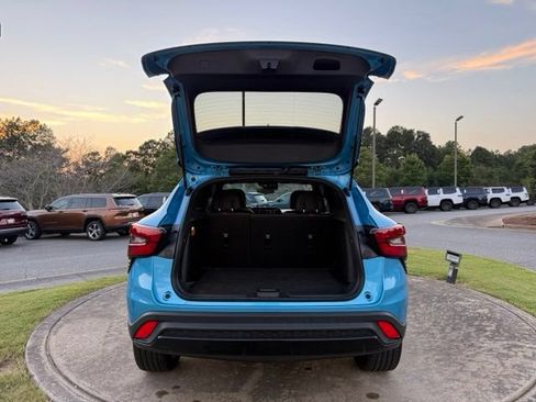 Used 2025 Chevrolet Trax RS w/ Sunroof Package FWD image 30