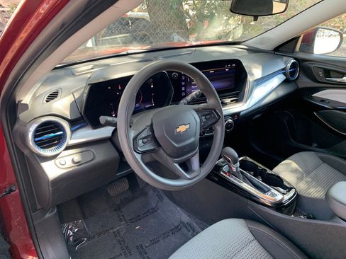 Used 2025 Chevrolet Trax LT image 30