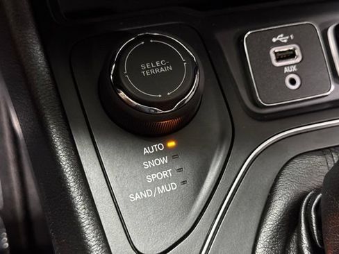 Used 2019 Jeep Cherokee Latitude w/ Popular Appearance Group AWD/4WD image 17