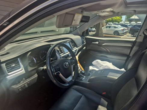 Used 2017 Toyota Highlander Limited AWD/4WD image 3