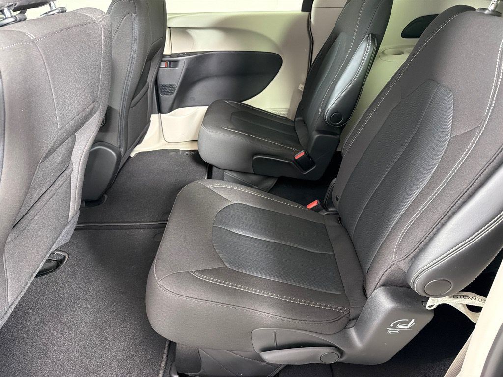 Used 2023 Chrysler Voyager LX FWD image 18