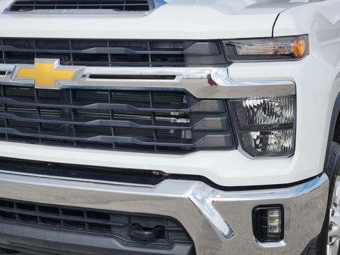Used 2025 Chevrolet Silverado 2500 LT w/ Convenience Package AWD/4WD image 8
