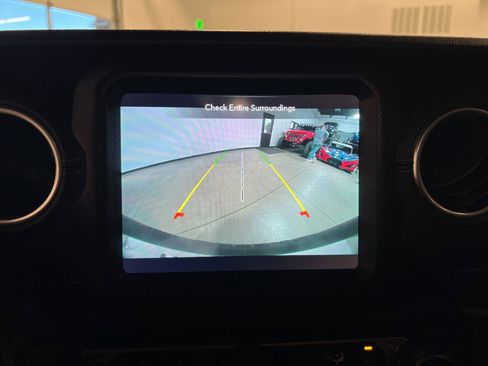 Used 2020 Jeep Wrangler Unlimited Sahara image 18