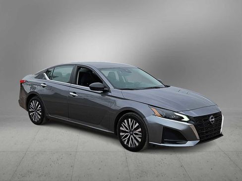 Used 2024 Nissan Altima 2.5 SV image 2