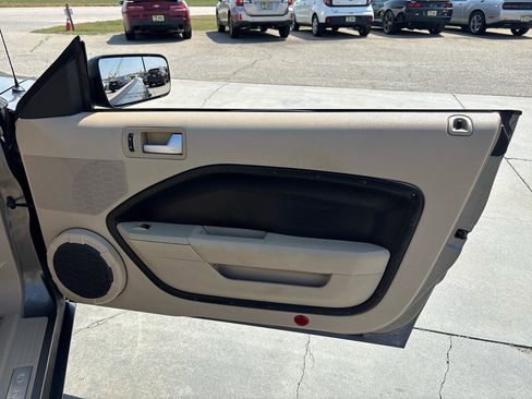 Used 2005 Ford Mustang Premium image 28