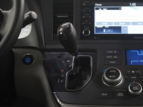 Used 2018 Toyota Sienna XLE image 18