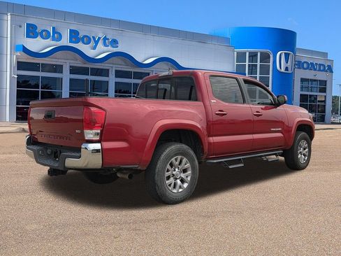 Used 2017 Toyota Tacoma SR5 w/ Tow Package RWD image 4