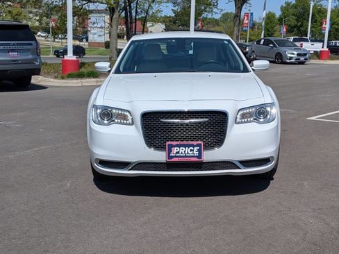 Used 2019 Chrysler 300 Touring AWD/4WD image 2