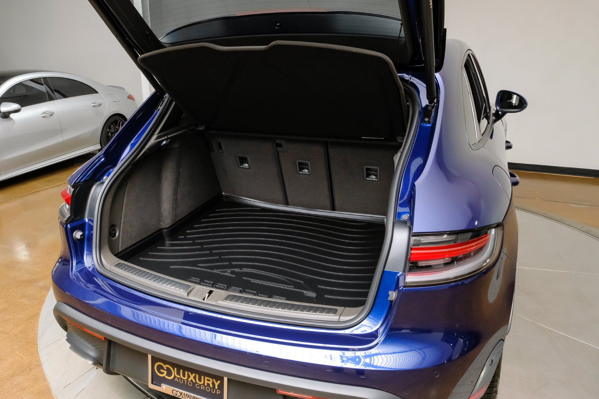 Used 2023 Porsche Macan Turbo AWD/4WD image 55