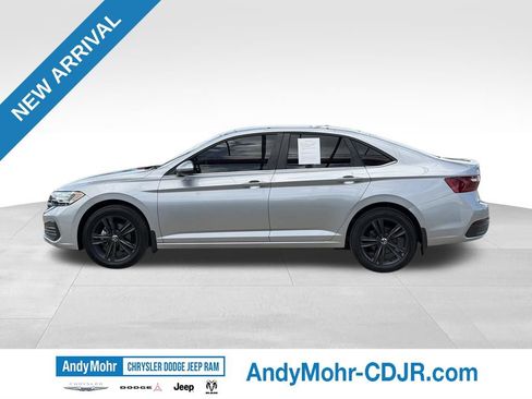 Used 2023 Volkswagen Jetta SE w/ Panoramic Sunroof Package FWD image 4