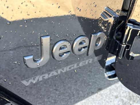 Used 2026 Jeep Wrangler Unlimited Sahara AWD/4WD image 10