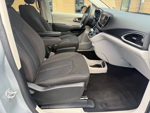 Used 2023 Chrysler Voyager LX FWD image 24