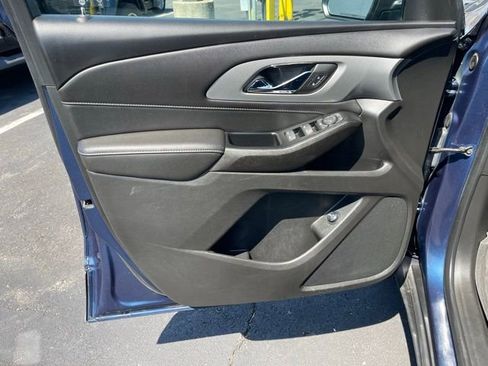 Used 2023 Chevrolet Traverse LT w/ Rear Camera Mirror Package image 17