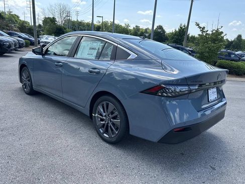 New 2026 Nissan Sentra SL w/ Floor Mat Package FWD image 5