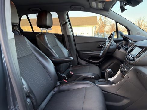 Used 2021 Chevrolet Trax LT w/ LT Convenience Package image 21