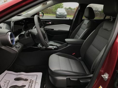 Certified 2025 Chevrolet Trax LT FWD image 15