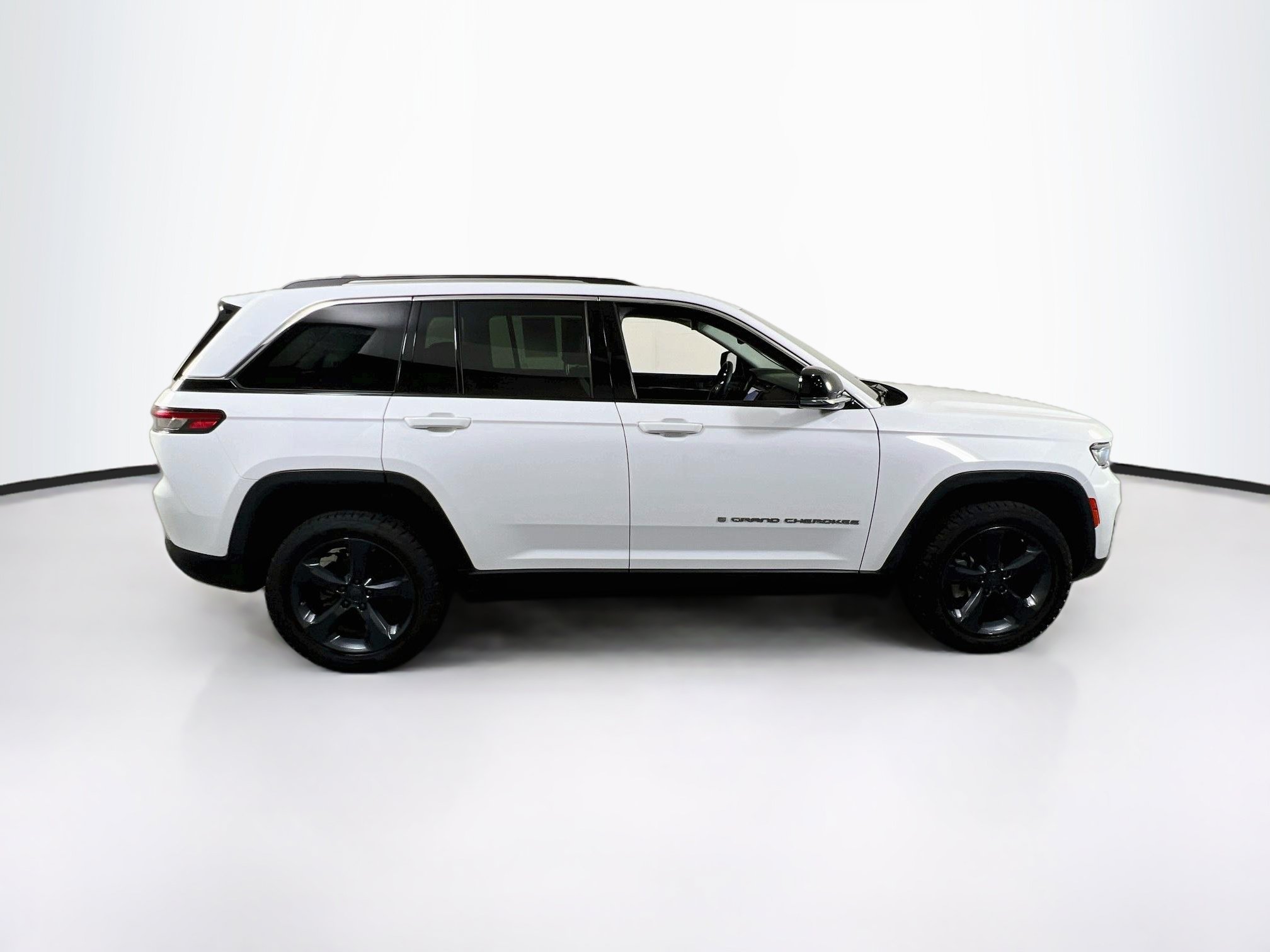 Used 2023 Jeep Grand Cherokee Limited AWD/4WD image 4
