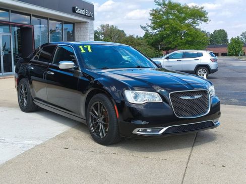 Used 2017 Chrysler 300 C Platinum AWD/4WD image 3